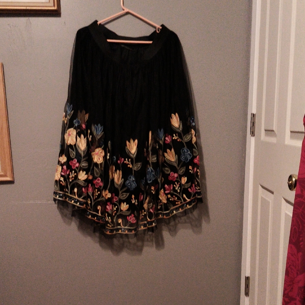 Chic Black Floral Embroidered Midi Skirt